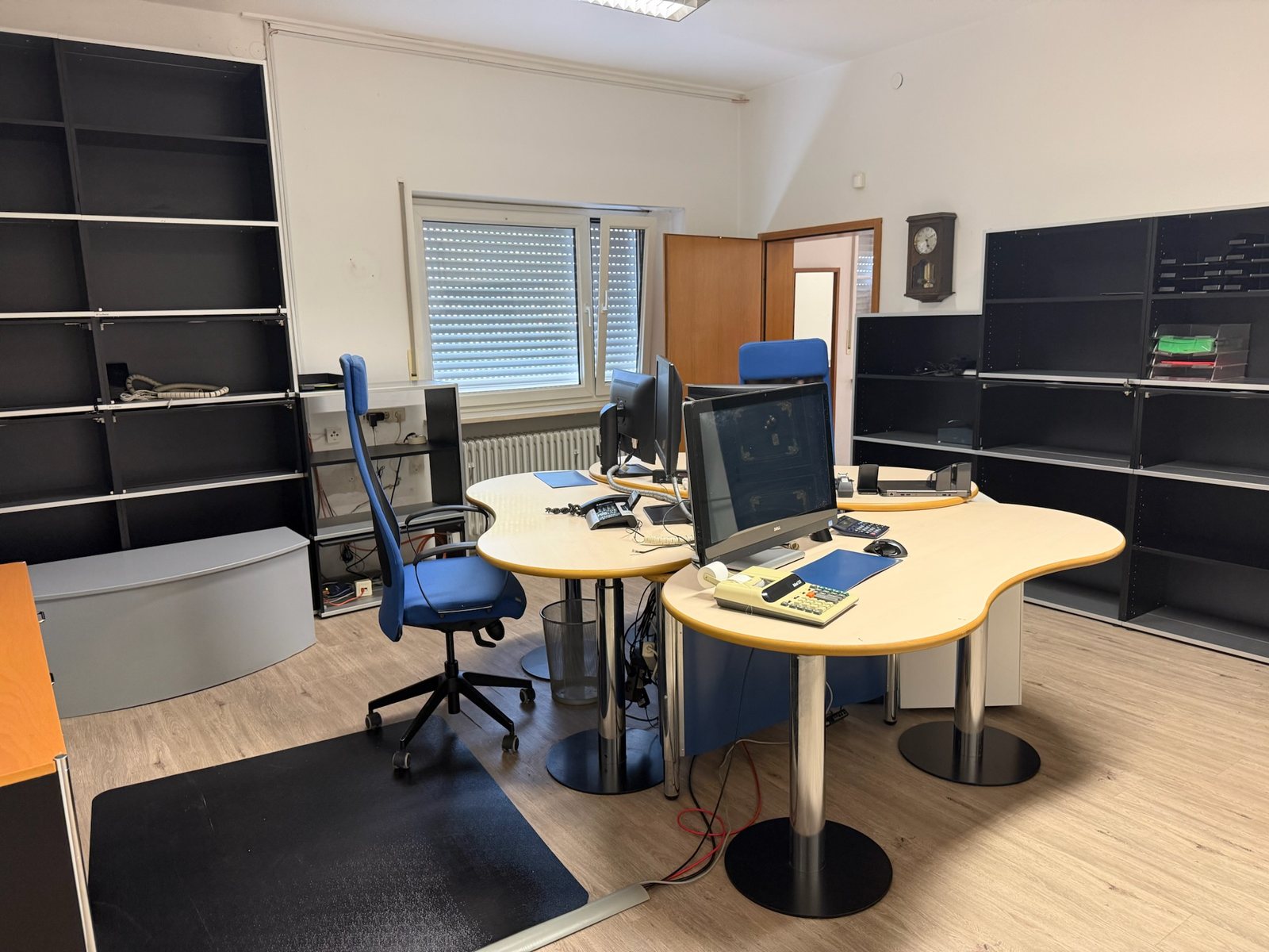 Büro mit zwei Arbeitsplätzen, Fenster und Regalwänden