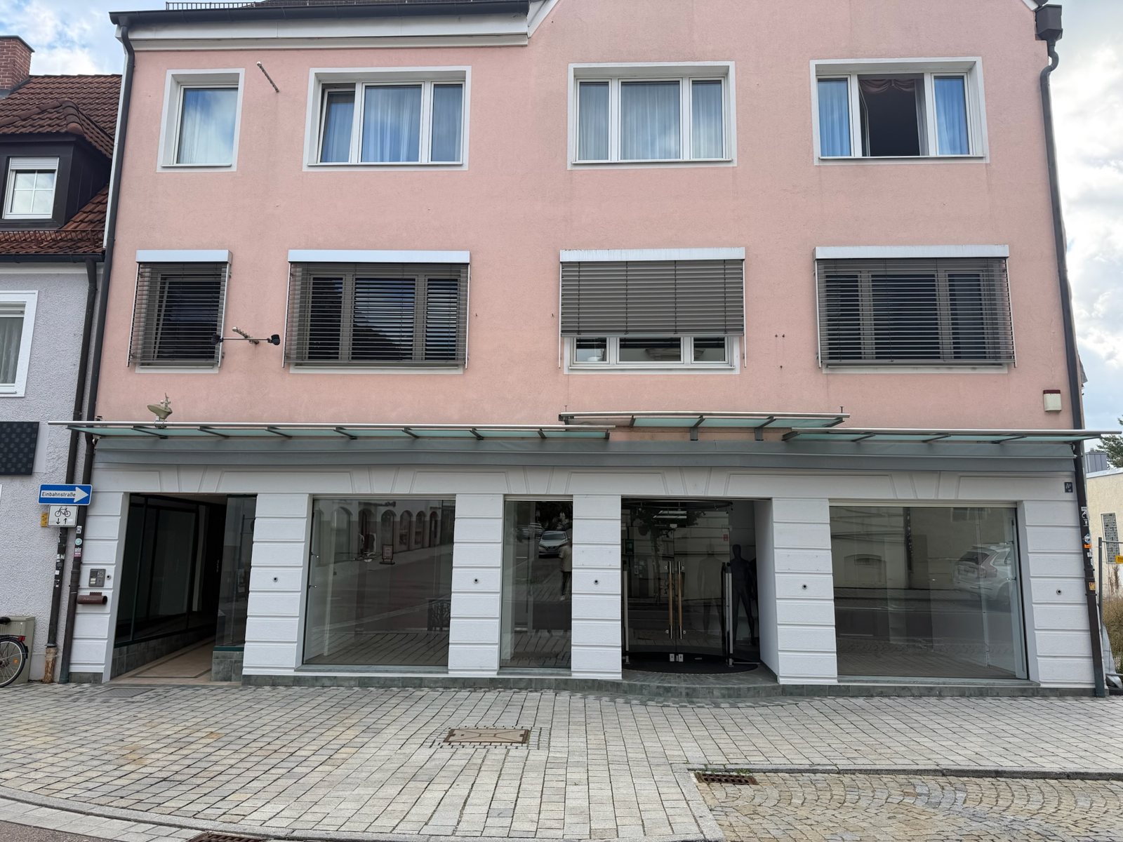Fassade des Wohn- und Geschäftshauses Frauenstraße 26 mit durchgehender Schaufensterfront im Erdgeschoss
