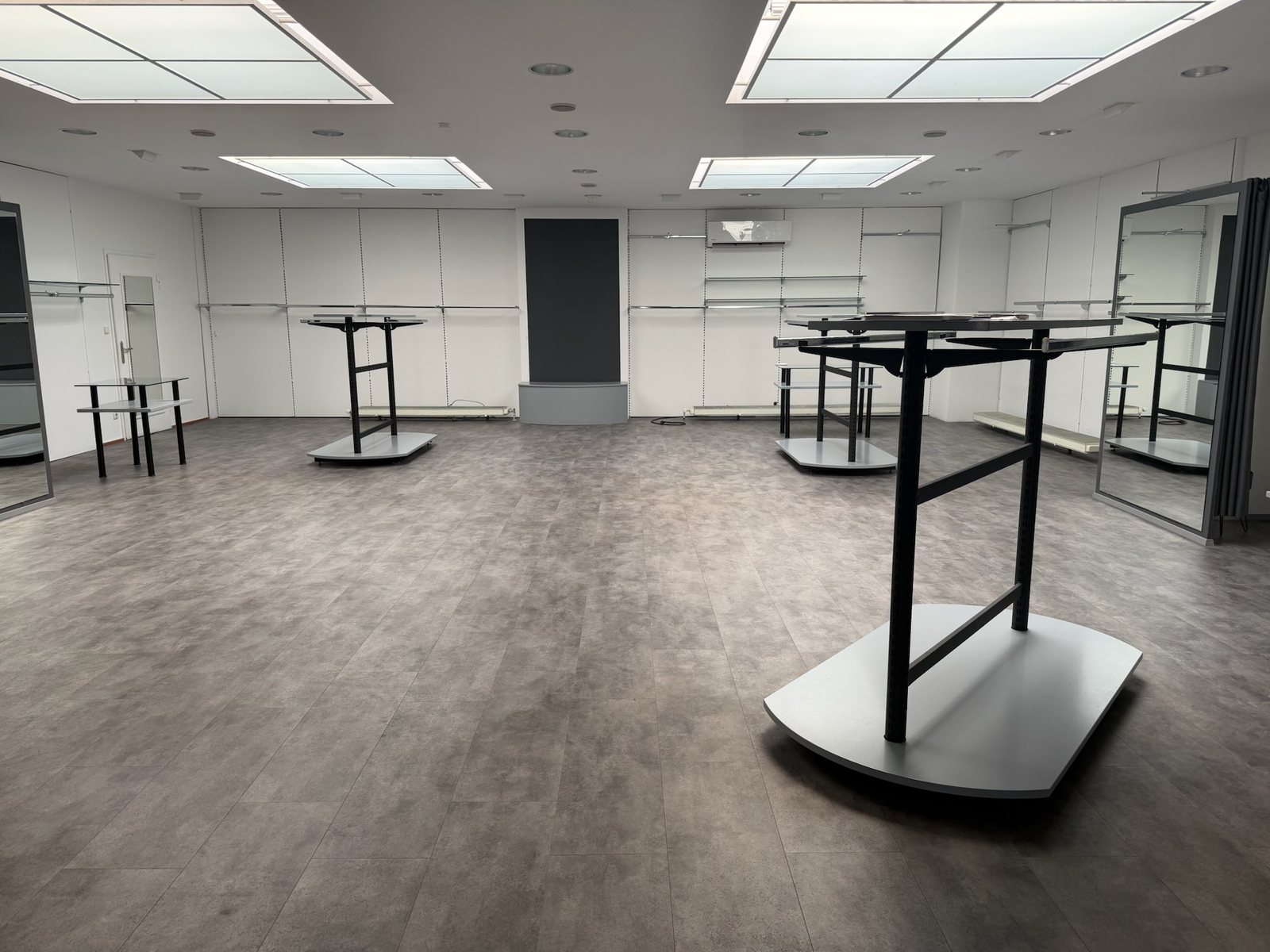 Hinterer Verkaufsbereich mit Blick zur Rückwand, Klimagerät und Wandsystem